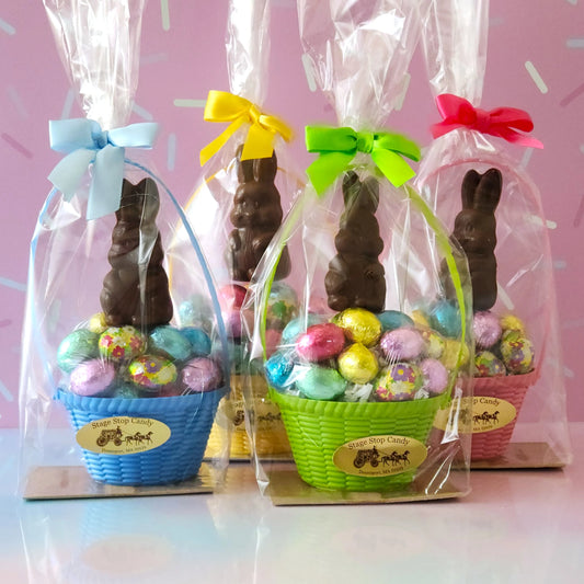 Canasta de huevos de Pascua con conejito de chocolate con leche y huevos de chocolate envueltos en papel de aluminio